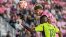 Pemain Inter Miami, Robert Taylor berusaha mencetak gol ke gawang Nashville melalui sundulannya pada laga leg kedua 16 besar Concacaf Champions Cup di Chase Stadium, Fort Lauderdale, Florida, Kamis (14/03/2024) WIB. (AFP/Getty Images/Chris Arjoon)