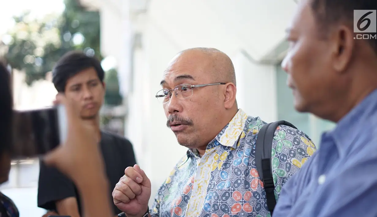 Pengguna KRL Commuter Line, Azas Tigor Nainggolan, menyampaikan keterangan saat mendaftarkan gugatan terhadap PT PLN (Persero) terkait mati listrik massal beberapa waktu lalu di PN Jakarta Selatan, Rabu (21/8/2019). Tigor meminta hakim menyatakan PLN bersalah. (Liputan6.com/Immanuel Antonius)