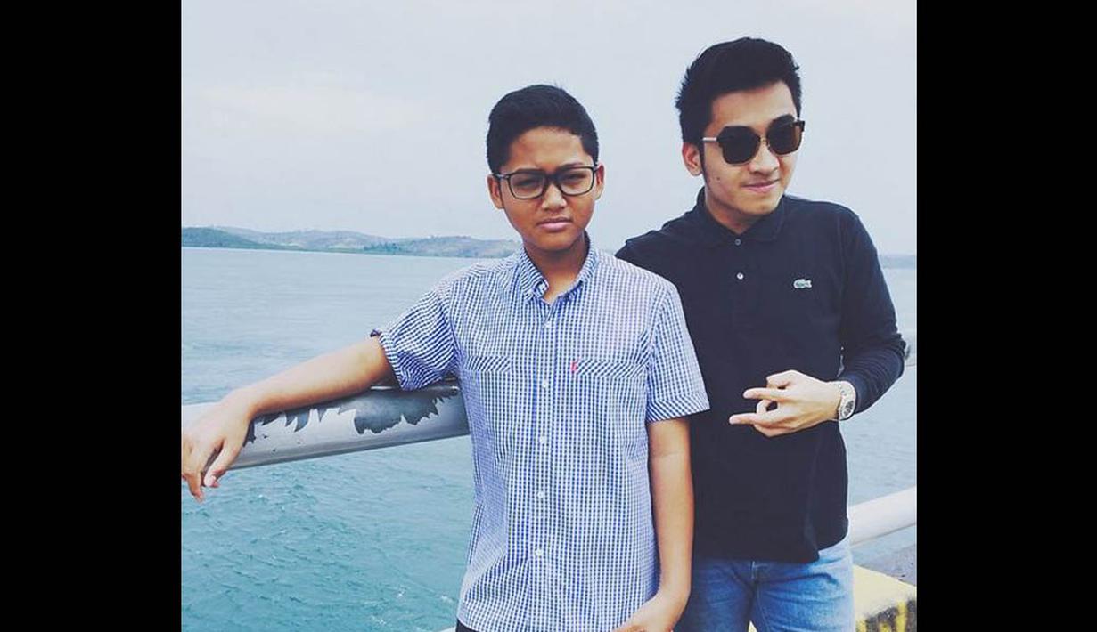 Di akun Instagram-nya, Tommy juga menunjukan kedekatannya dengan adik Aurel Hermansyah, Azriel. (instagram.com/tommyrumengan)