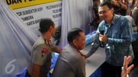 Gubernur DKI, Basuki Tjahaja Purnama (kanan) bersama Kapolda Metro Jaya, Irjen Tito Karnavian (tengah) menekan tombol simbolik peresmian Kantor Satrolda Ditpolair Polda Metro Jaya di Penjaringan, Jakarta, Sabtu (27/2). (Liputan6.com/Faisal R Syam)