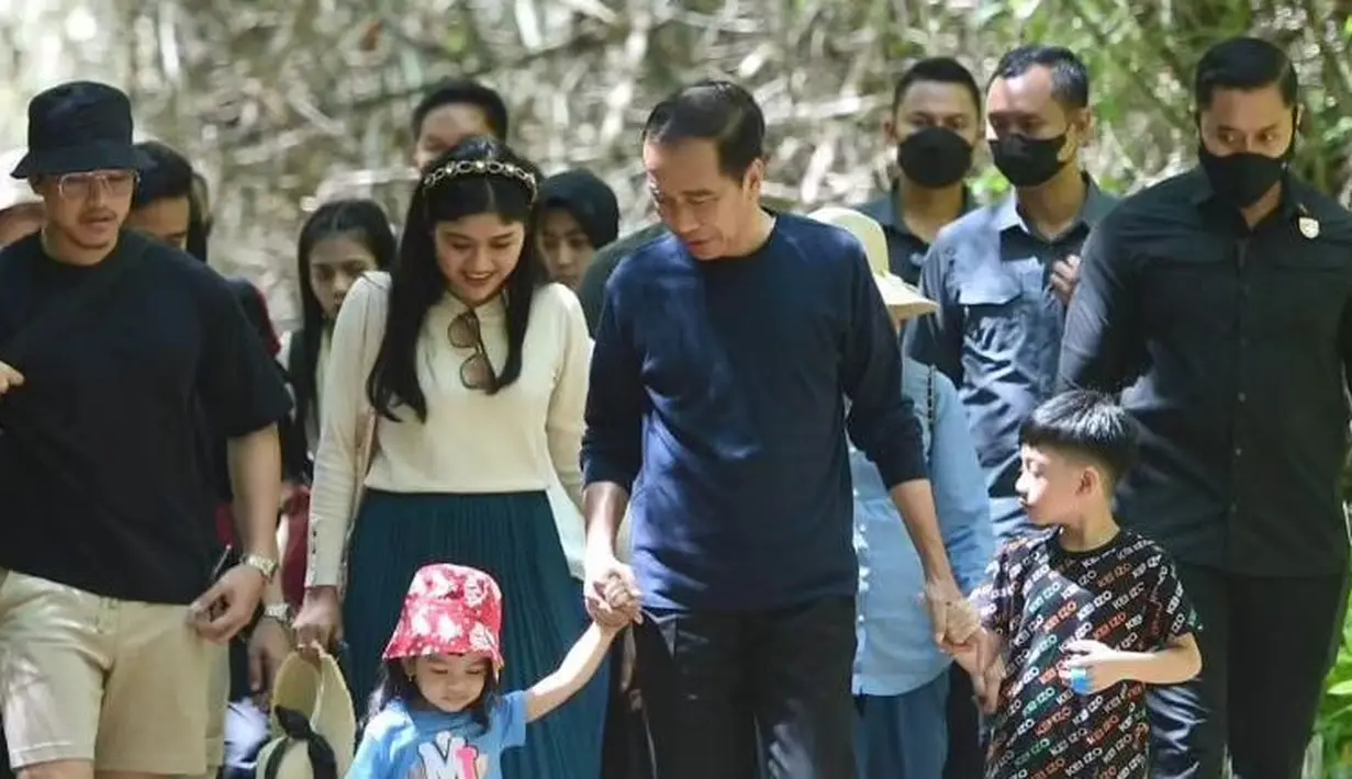 <p>Kaesang memakai celana pendek cokelat dan slipper plus bucket hat hitam. Dan Erina mengenakan sweater nude dan rok plisket hijau beserta sepatu flat dan headpiece hitam. [Foto: Instagram @erinagudono]</p>