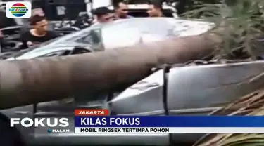 Beruntung tidak korban luka karena mobil tengah terparkir dan pemiliknya tengah salat di Masjid.