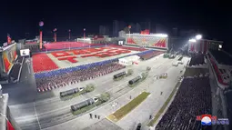 Parade militer menandai kongres partai yang berkuasa di Lapangan Kim Il-sung, Pyongyang, Korea Utara, Kamis (14/1/2021). Korea Utara meluncurkan rudal balistik yang dirancang untuk diluncurkan dari kapal selam dan perangkat keras militer lain. (Korean Central News Agency/Korea News Service via AP)