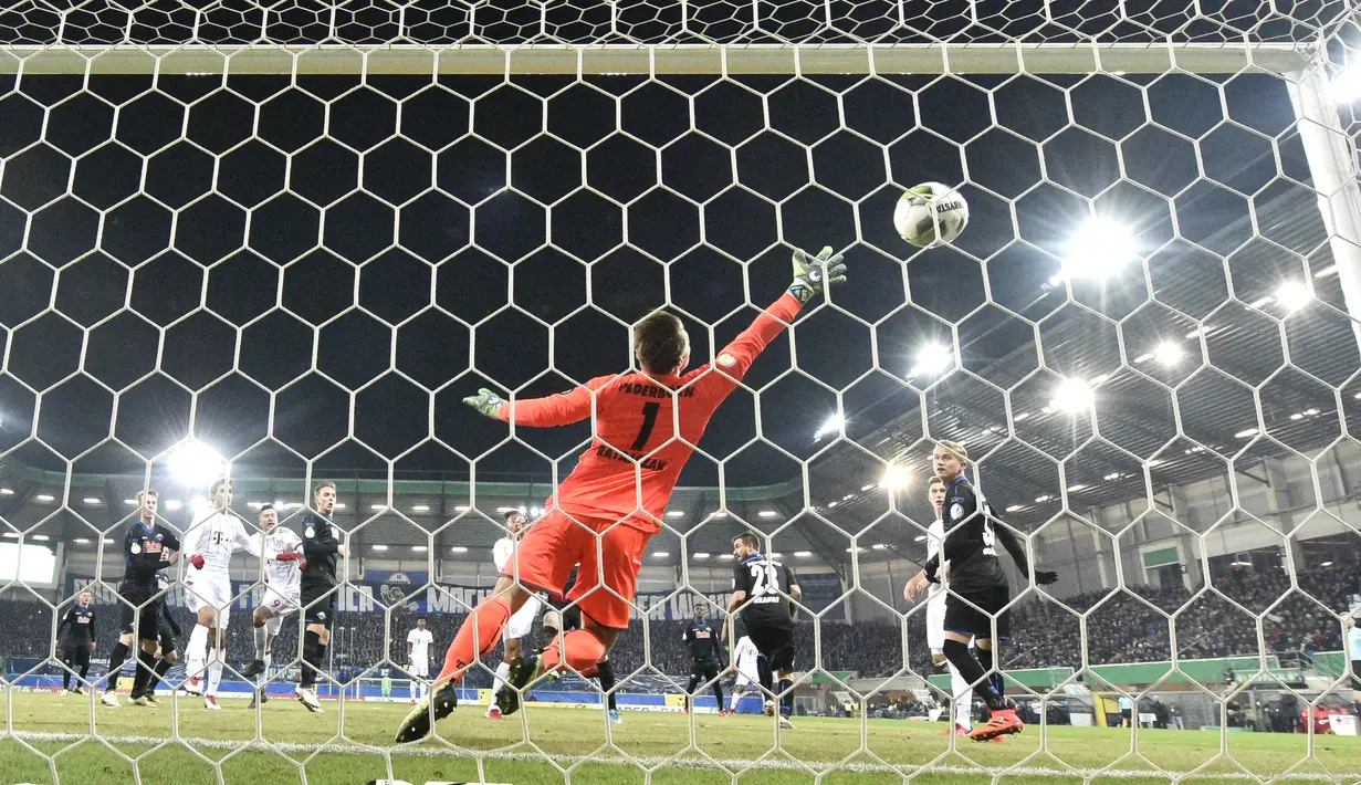 Kiper Paderborn, Michael Ratajczak gagal menjangkau bola  sepakan pemain Bayern, Corentin Tolisso yang masuk ke gawangnya pada laga Piala DFB Pokal di Benteler-Arena, Paderborn, (6/2/2018). Bayern menang telak 6-0. (AP/Martin Meissner)