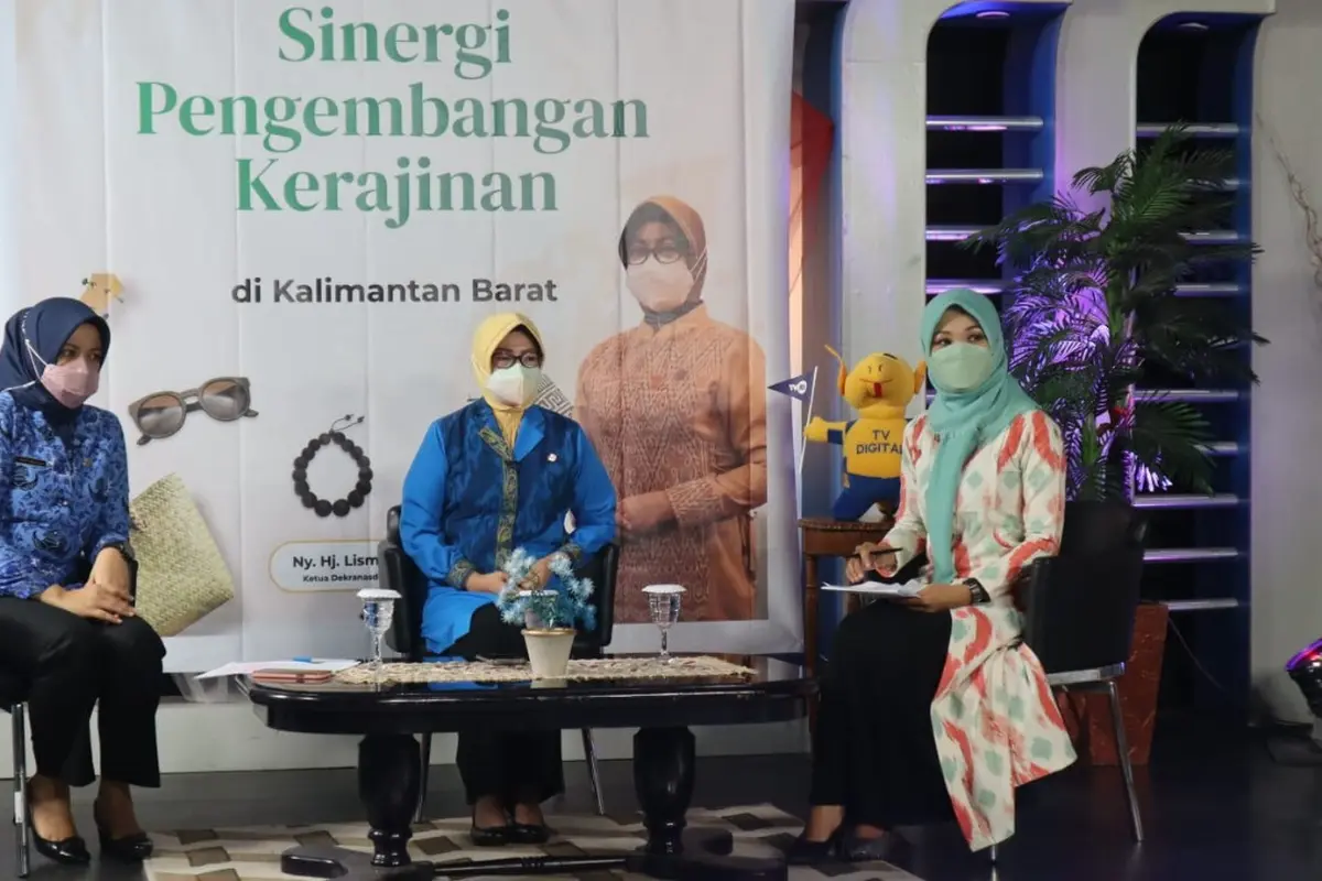 Ketua Dewan Kerajinan Nasional Daerah (Dekranasda) Provinsi Kalimantan Barat, Lismaryani, saat menjadi narasumber Program Dialog Khusus TVRI Kalimantan Barat. (Foto: Liputan6.com/Aceng Mukaram)