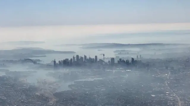 Wisatawan dan penduduk mengambil tindakan untuk memerangi asap.