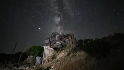 Galaksi Bima Sakti menghiasi langit malam terlihat dari Kota Ariha, Provinsi Idlib, Suriah, Sabtu (27/6/2020). (Omar HAJ KADOUR/AFP)