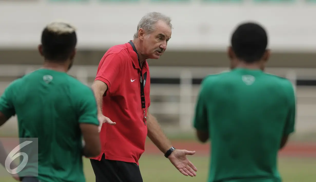 Pelatih Timnas Indonesia, Alfred Riedl (tengah) memberi arahan pada pemainnya saat latihan jelang leg 1 Semifinal Piala AFF 2016 di Stadion Pakansari, Bogor, Rabu (30/11). Laga pertama Semifinal digelar, 3 Desember. (Liputan6.com/Helmi Fithriansyah)