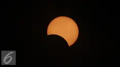 Fase awal gerhana matahari yang terlihat dari langit Maba, Maluku Utara, Rabu (9/3). Maba menjadi tempat gerhana matahari terlama di Indonesia dan menjadi salah satu kota yang didatangi para pemburu gerhana matahari total. (Liputan6.com/Anton William)