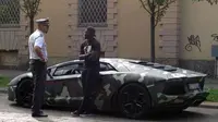 Corak loreng yang ada pada Lamborghini Aventador milik Muntari kerap menuai kecurigaan aparat.