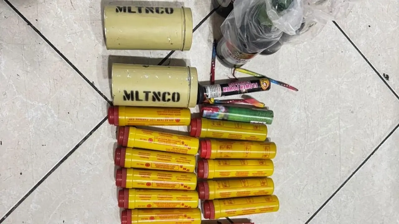 Polisi menyita barang bukti berupa flare sampai minuman keras saat Pertandingan pekan ke-34 BRI Liga 1 antara Persija Jakarta melawan Malut United di Jakarta International Stadion (JIS), Jumat (23/5/2025). Sebanyak 36 orang diamankan.