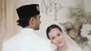 Di hari bahagianya, Pevita tampil anggun dengan makeup yang memancarkan kesederhanaan namun tetap elegan.  [@pevpearce/@andisoon]
