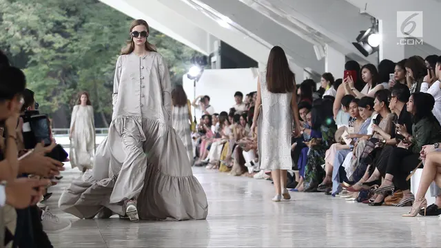 70 Busana Spring/Summer 2019 Rayakan 10 Tahun Eksistensi Sapto Djojokartiko