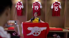 Fans Arsenal berpose di ruang ganti yang akan digunakan oleh The Gunners saat bertanding melawan Chelsea di Beijing, Jumat, (21/7/2017). Arsenal dan Chelsea akan bertanding dalam laga persahabatan. (AP/Ng Han Guan)