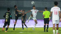 Pemain PSM Makassar, M. Ramadhan Sananta (tengah) berebut bola dengan pemain Dewa United FC, Theo Fillo Numberi saat laga pekan ke-10 BRI Liga 1 2022/2023 antara Dewa United FC melawan PSM Makassar di Stadion Indomilk Arena, Tangerang, Kamis (15/9/2022). (Bola.com/Bagaskara Lazuardi)