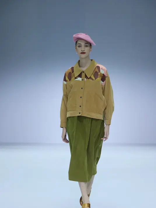 Nona mencoba menambahkan beberapa keunggulan baru pada koleksi ini, dengan memperkenalkan produk rajutan, gaun sutra, gaun kemeja, atasan sutra, atasan dan gaun katun, dan rok edgy dan memperkenalkan sedikit gaya streetwear untuk membuat keseluruhan koleksi lebih menarik dan beragam. (JFW).