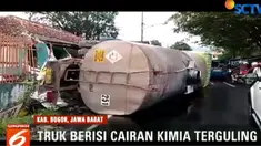 Akibatnya seluruh cairan kimia tumpah dan sempat mengenai sopir dan seorang warga yang melintas.