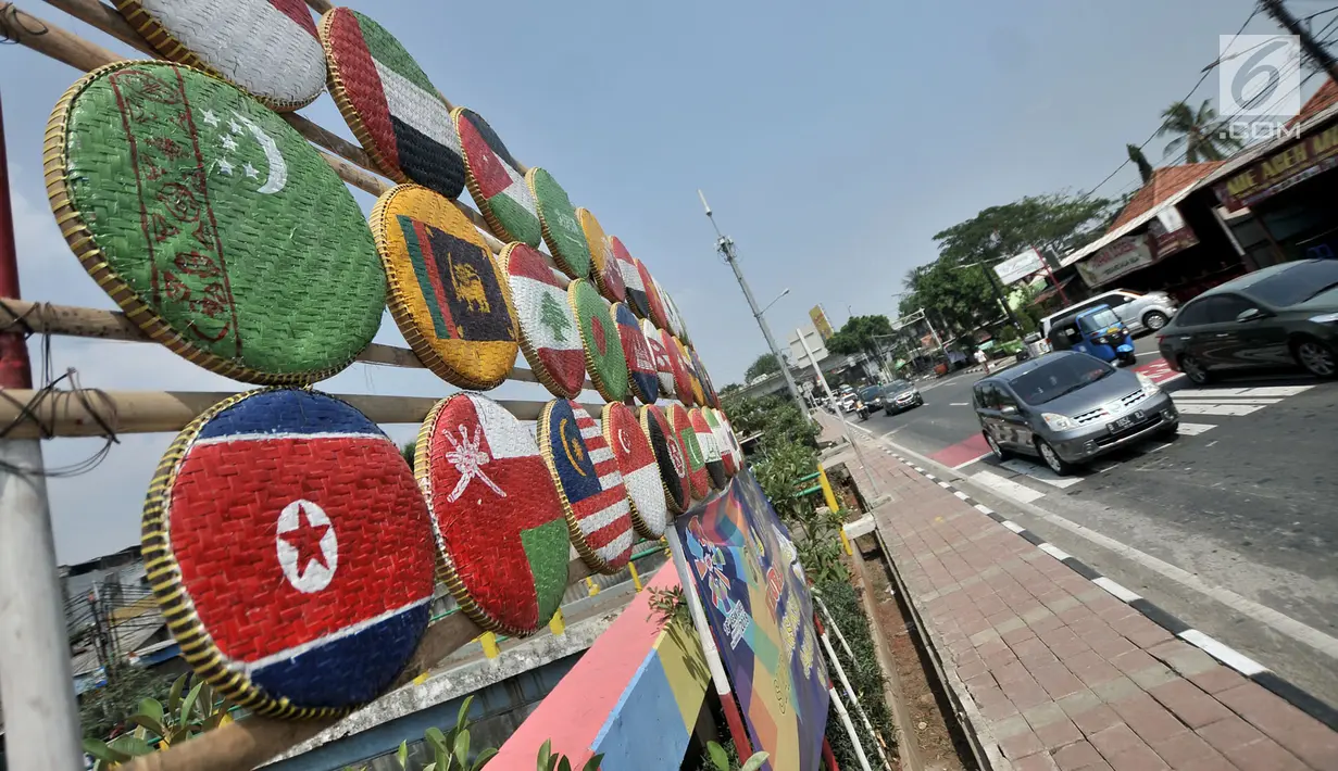Instalasi berupa bendera negara-negara peserta Asian Games 2018 terlihat di Jalan Tanah Tinggi Barat, Jakarta, Minggu (15/7). Kelurahan Bungur juga memasang bendera 45 negara peserta Asian Games yang terbuat dari tampah. (Merdeka.com/Iqbal S. Nugroho)