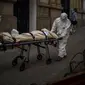 Petugas kamar jenazah membawa jenazah lansia yang meninggal karena COVID-19 setelah dikeluarkan dari panti jompo di Barcelona, Spanyol, 13 November 2020. Seperti dokter dan perawat, petugas kamar jenazah adalah bagian dari sekelompok pekerja penting di tengah pandemi. (AP Photo/Emilio Morenatti)