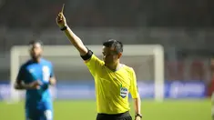 Wasit&nbsp;Xaypaseth Phongsanit memberikan kartu kuning&nbsp;saat laga FIFA Match Day antara Timnas Indonesia melawan Timnas Curacao di Stadion Pakansari, Bogor, Selasa (27/09/2022). (Bola.com/Muhammad Iqbal Ichsan)