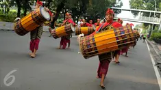 Seniman menampilkan kesenian Gendang Beleq dalam Parade Budaya Lombok Sumbawa 2016 di kawasan Thamrin, Jakarta, Minggu (17/7). Parade ini memperkenalkan seni dan budaya NTB menyambut kegiatan Visit Lombok Sumbawa tahun 2016. (Liputan6.com/Gempur M Surya)