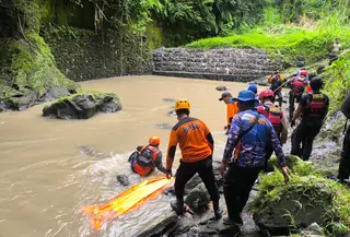 Tim gabungan berhasil menemukan ibu dan anak balita yang hanyut terseret arus, imbas rumahnya ambruk tertimpa senderan pondasi akibat luapan air bah di aliran Sungai Subak Jemanik, Banjar Kuwum Ancak, Desa Kuwum, Kecamatan Marga, Kabupaten Tabanan. (Foto: Istimewa)