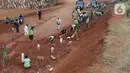 Petugas melakukan proses pemakaman jenazah dengan menerapkan protokol Covid-19 di TPU Pondok Ranggon, Jakarta Timur, Minggu (27/9/2020). Untuk tahap kedua, Dinas Bina Marga DKI Jakarta akan membuka lahan pemakaman baru seluas 6.150 meter persegi. (Liputan6.com/Herman Zakharia)