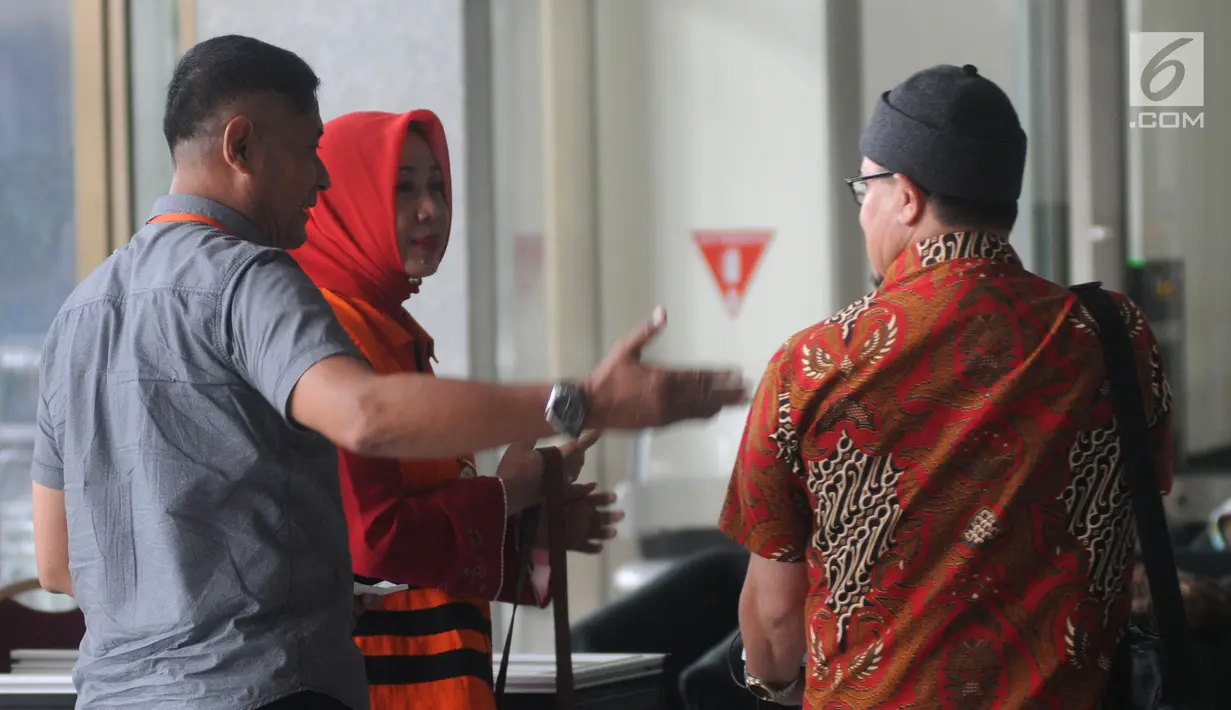 Istri muda Bupati Bengkulu Selatan Dirwan Mahmud, Hendrati (tengah) tiba di Gedung KPK, Jakarta, Rabu (23/5). Hendrati diduga menerima Rp 100 juta terkait suap pengadaan pekerjaan infrastruktur di Pemkab Bengkulu Selatan. (Merdeka.com/Dwi Narwoko)