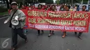 Massa Serikat Perjuangan Rakyat Indonesia (SPRI) membentangkan spanduk saat menggelar unjuk rasa di Balai Kota DKI Jakarta, Kamis (3/11). Mereka menolak penggusuran terhadap rakyat miskin dan menuntut penurunan harga sembako. (Liputan6.com/Faizal Fanani)