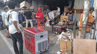 Puluhan warga rela mengantri untuk membeli mesin genset dan suku cadang genset di Jalan Raden Intan, Kota Bandar Lampung.  Foto : (Liputan6.com/Ardi).
