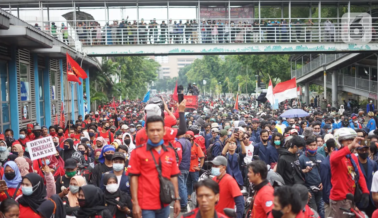 Suasana Jalan Salemba Raya yang dipadati pengunjuk rasa di Jakarta, Kamis (8/10/2020). Banyaknya jumlah pengunjuk rasa yang berjalan menuju Istana Negara menyebabkan Jalan Salemba Raya dari arah Matraman tertutup dan tidak bisa dilalui kendaraan. (Liputan6.com/Immanuel Antonius)