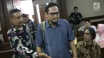 Terdakwa kasus suap yang juga Panitera Pengadilan Negeri Medan, Helpandi bersiap menjalani sidang pembacaan putusan di Pengadilan Tipikor, Jakarta, Kamis (4/4). Helpandi dinyatakan bersalah dan dihukum 7 tahun penjara dan denda Rp 300 juta. (Liputan6.com/Helmi Fithriansyah)