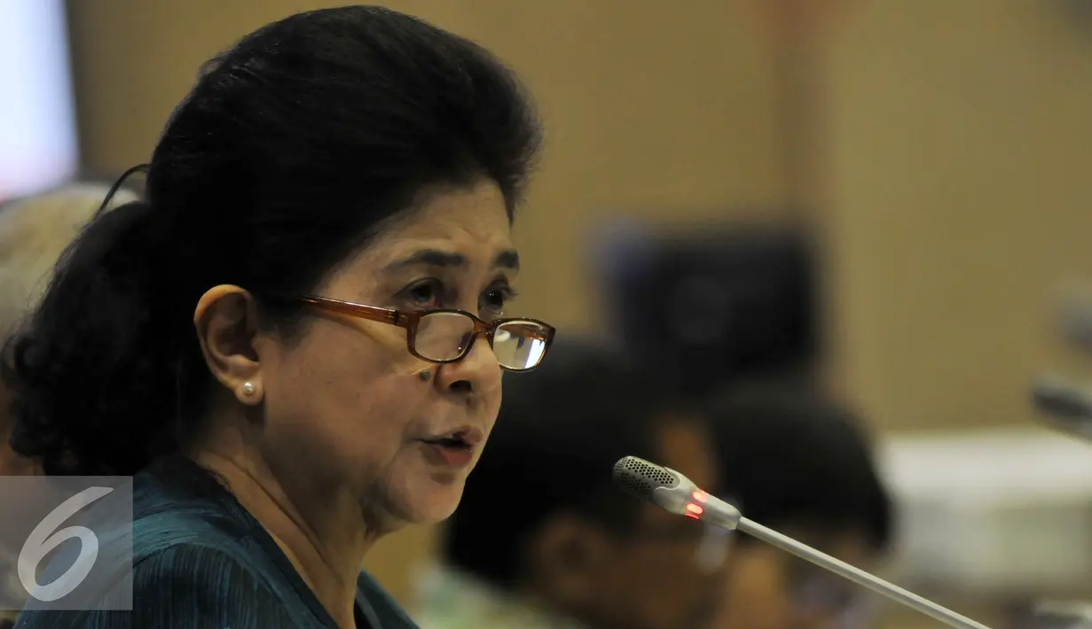 Menteri Kesehatan Nila Moeloek memberikan penjelasan saat raker dengan Komisi IX di Nusantara I DPR, Kompleks Parlemen, Jakarta, Senin (15/2). Rapat membahas Jual Beli organ Tubuh Manusia, Penyebaran Virus Zika. (Liputan6.com/Johan Tallo)