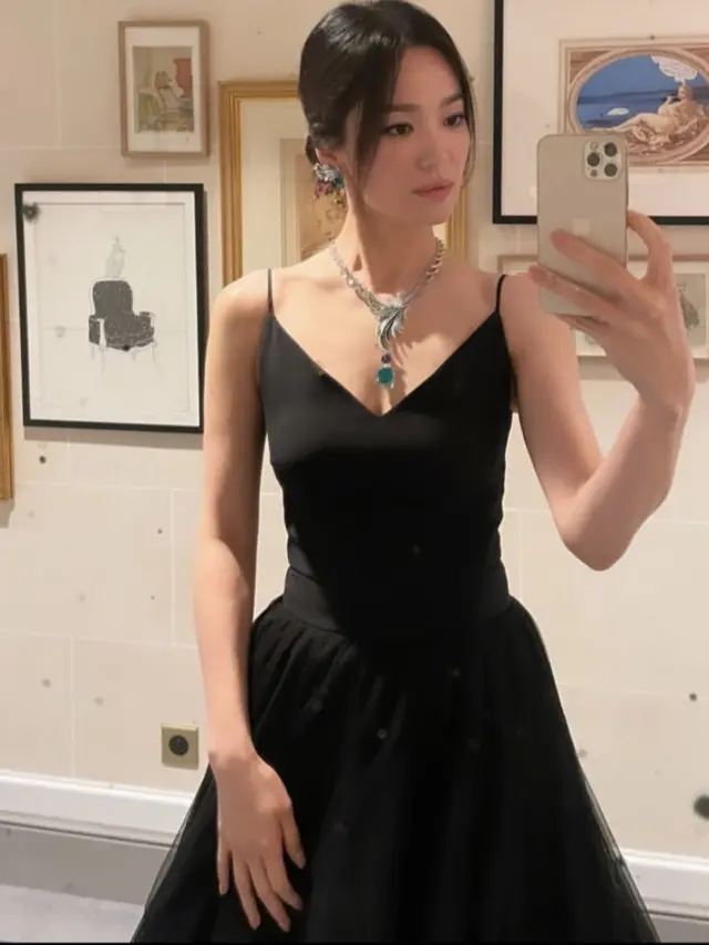 Pesona Dualisme Song Hye Kyo di Paris, credit: @kyo1122