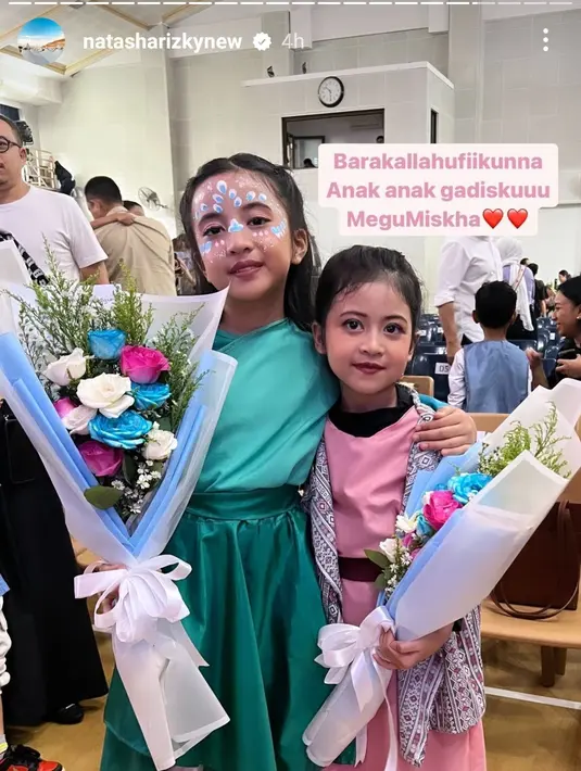 Usai tampil di atas panggung, Megu dan Mishka mendapat buket bunga dan menunjukan pose bahagianya. [Foto: Instagram Stories/natasharizkynew]