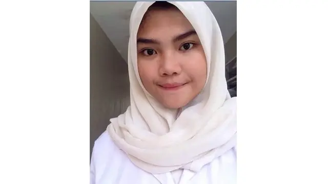 Saat masih duduk di bangku SMA, Meldi terlihat cantik dengan balutan hijab.