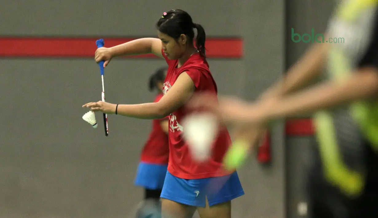 Atlet PB Jaya Raya berlatih servis sesuai aturan baru BWF saat sesi latihan di GOR PB Jaya Raya, Pd. Sawah Indah, Sawah Lama (23/3/2018). PB Jaya Raya tengah menyiapkan diri untuk kejuaraan Junior Grand Prix 3-8 April 2018. (Bola.com/Nick Hanoatubun)