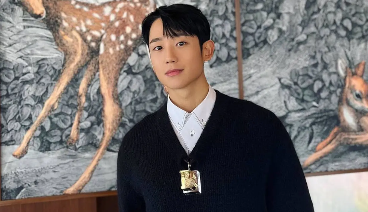 Memadukan sebagai kemeja dengan detail cantik dengan sweater dari bran ternama, gaya kasual Jung Hae In ini pun yak lepas dari perhatian. Ia bahkan terlihat tampil menawan dengan rambut yang ditata sederhana. (Liputan6.com/IG/@holyhaein)