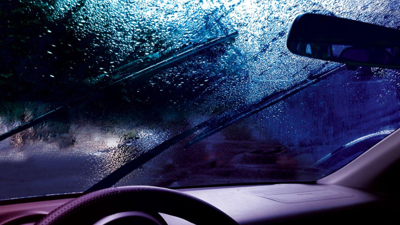 Selalu Peace of Mind Saat Musim Hujan: Tips Aman Berkendara dan Proteksi Maksimal yang Wajib Dilakukan (ssuaphoto/Depositphotos.com)