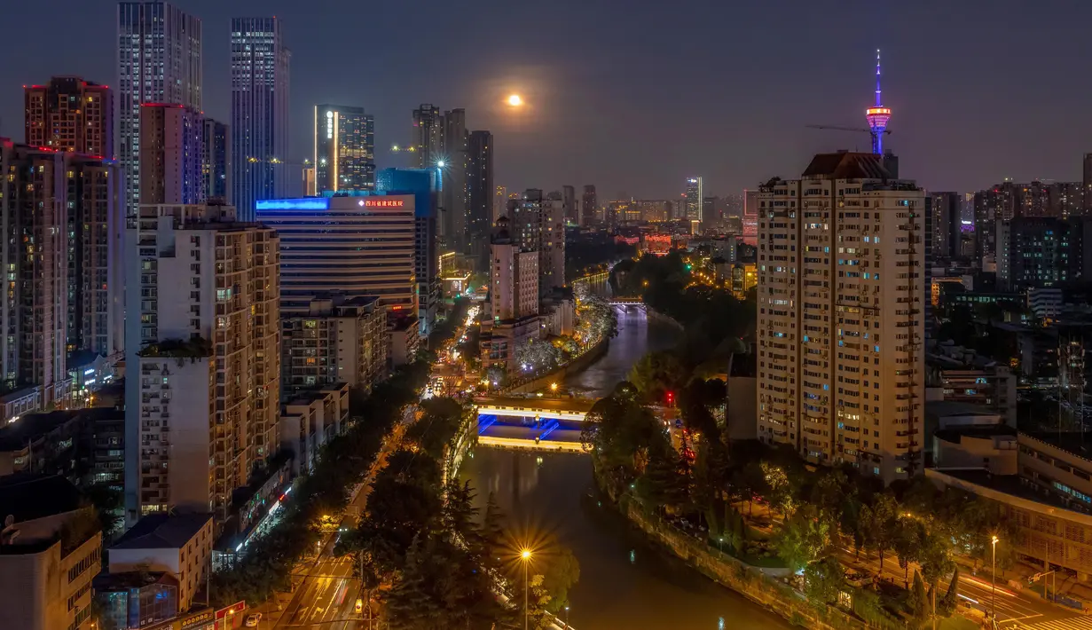 Foto yang diabadikan pada 3 Agustus 2020 ini menunjukkan penampakan bulan purnama di Chengdu, Provinsi Sichuan, China barat daya. Bulan purnama itu muncul pada Senin (3/8), yang merupakan hari ke-14 di bulan keenam dalam kalender lunar China. (Xinhua)