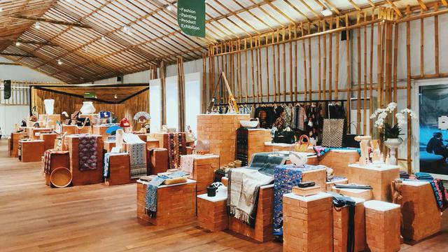 Aneka produk kerajinan lokal di Pavilion Indonesia