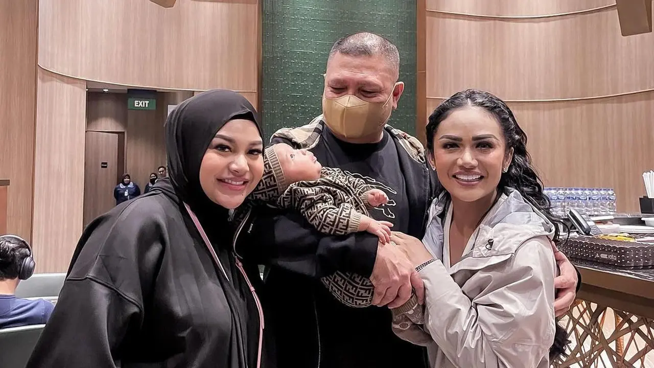 Raul Lemos gendong anak kedua Aurel (Instagram/krisdayantilemos)