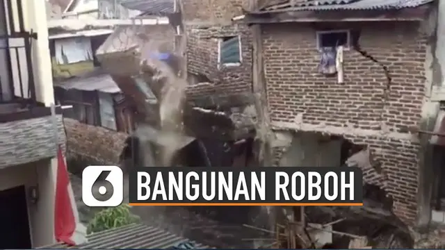 Terekam kamera warga detik detik bangunan rumah roboh karena tergerus air sungai.