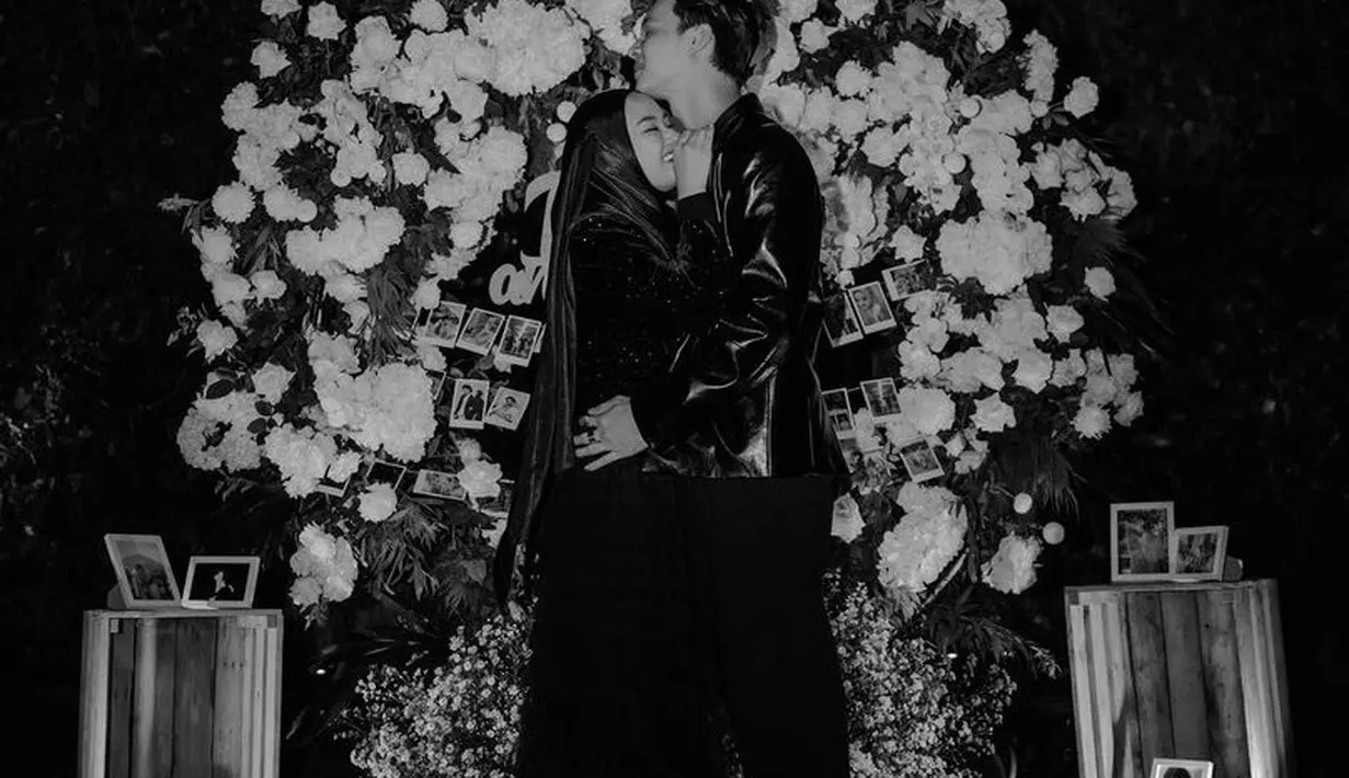 Meski sudah memiliki dua anak, pasangan ini tetap tampil awet muda dan stylish lewat pakaian yang dikenakan.  (@rey_mbayang)