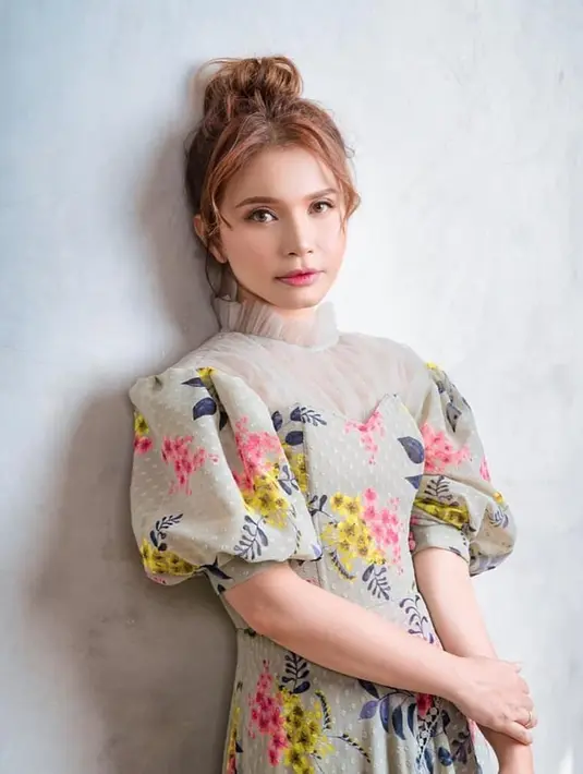 Penampilan Rossa dalam balutan busana vintage berwarna abu-abu dengan motif bunga ini membuatnya terlihat makin memesona. Rambut yang dimodel cepol dan makeup flawless, ia terlihat bak idol Korea.(Liputan6.com/IG/@itsrossa910)