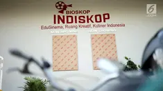 Dua papan pertunjukkan yang masih ditutup di bioskop Indiskop, Pasar Jaya Teluk Gong, Jakarta, Rabu (24/7/2019). Indiskop merupakan bioskop pertama yang berada di dalam pasar tradisional di lantai tiga dan sudah resmi dibuka sejak 22 Juni 2019. (Liputan6.com/Immanuel Antonius)
