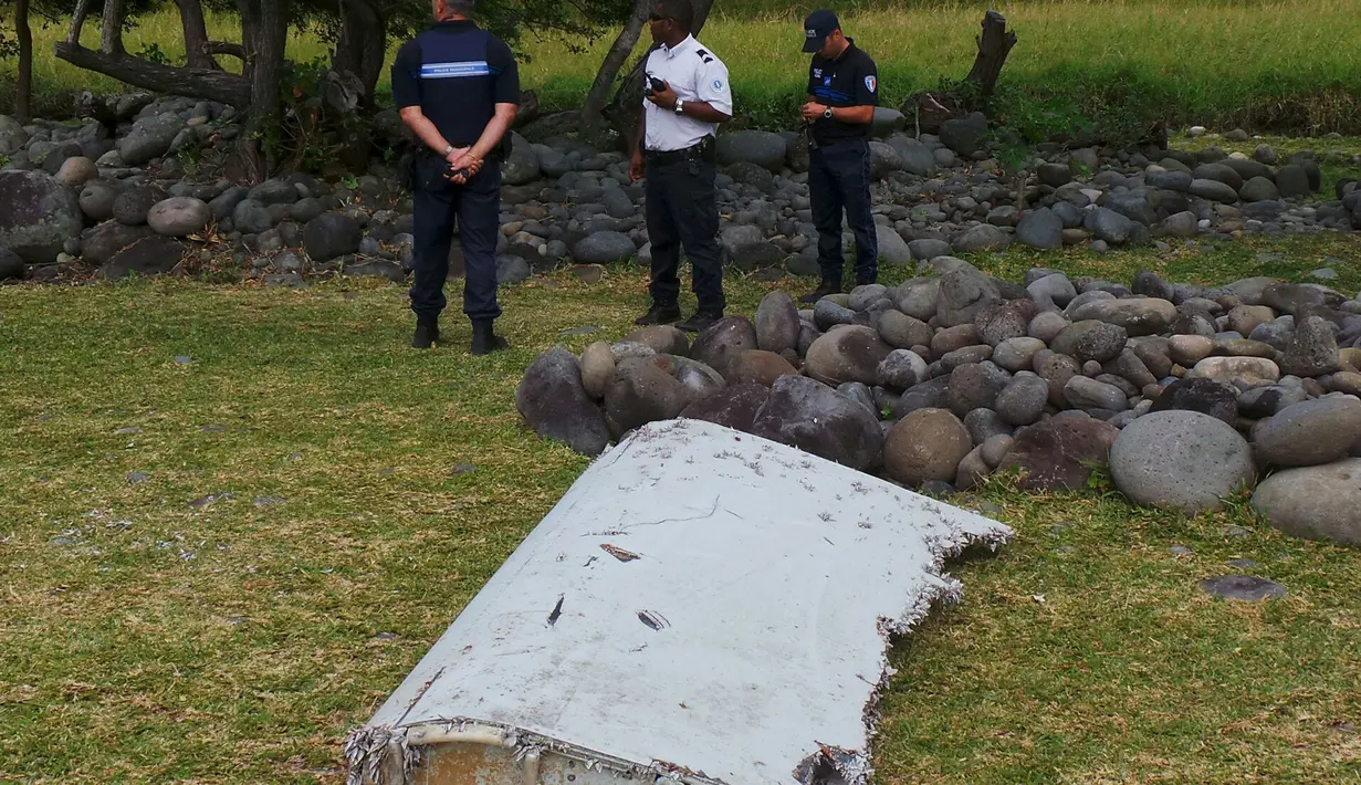 Puing pesawat yang diduga milik MH370 di pantai Saint - Andre, Perancis, Rabu (29/30/2015).  Diduga puing tersebut adalah potongan badan pesawat dari Malaysia Airlines MH370 yang hilang tahun lalu. (REUTERS/Prisca Bigot)