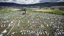 Foto udara menunjukkan pemandangan saat pertemuan dunia ke-24 pecinta mobil klasik Citroen 2CV di pedesaan Swiss. (GABRIEL MONNET/AFP)