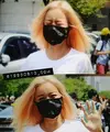 Lihatlah gaya rambut Bomi Apink sebelum rambutnya diatur oleh hair stylist. Terlihat begitu berantakan, tapi setelah itu ia terlihat begitu memesona. (Foto: koreaboo.com)