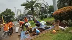 Pekerja mengangkut tanah saat pembuatan sumur resapan di Monas, Jakarta, Jumat (22/7). Pembuatan puluhan sumur resapan itu guna mengantisipasi genangan air hujan dan menyimpan air di Kawasan Monas dan depan Istana Merdeka. (Liputan6.com/Gempur M Surya)